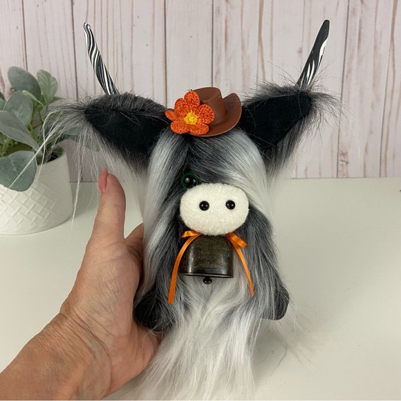 Handmade Highland Cow Gray White Faux Fur Clay Hooves Cowboy Hat Cowbell Decor - Picture 13 of 13